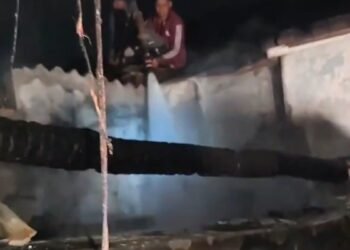 CG NEWS: घर के मंदिर में जलते दीये से लगी आग, दो मकान जलकर राख