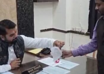 CG NEWS: जिस मच्छर ने काटा उसे मारकर शख्स पहुंचा नगर निगम, अधिकारियों से की ये मांग, जाने पूरा मामला