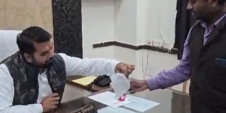 CG NEWS: जिस मच्छर ने काटा उसे मारकर शख्स पहुंचा नगर निगम, अधिकारियों से की ये मांग, जाने पूरा मामला