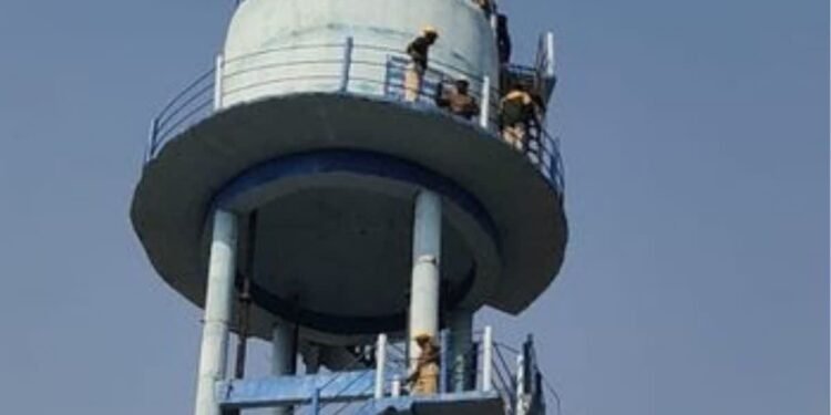 CG NEWS: नशे की हालत में युवक ने किया हंगामा, 60 फीट ऊंची पानी टंकी पर चढ़ा, देखें वीडियो