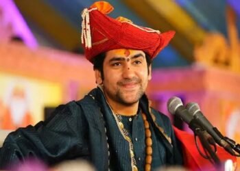 BABA BAEGESHWAR: धीरेंद्र शास्त्री से न मिल पाने पर युवती ने नस काटी, बाबा ने मंच से की बड़ी अपील