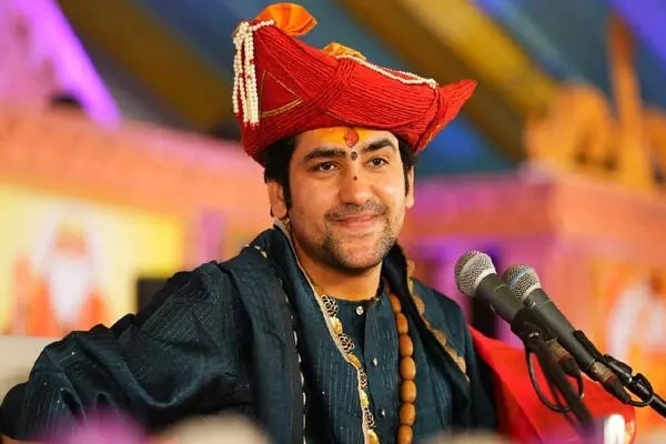 BABA BAEGESHWAR: धीरेंद्र शास्त्री से न मिल पाने पर युवती ने नस काटी, बाबा ने मंच से की बड़ी अपील
