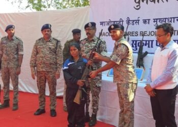 CG NEWS: नक्सल मोर्चे पर मिली बड़ी सफलता: 33 लाख के इनामी सहित 10 नक्सलियों ने हथियारों के साथ किया सरेंडर