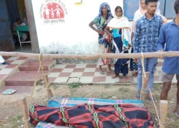 CG NEWS: बीमार स्वास्थ्य व्यवस्था ने लीली युवक की जिंदगी, एम्बुलेंस के इंतज़ार में चली गई जान, खाट में शव ले गए परिजन