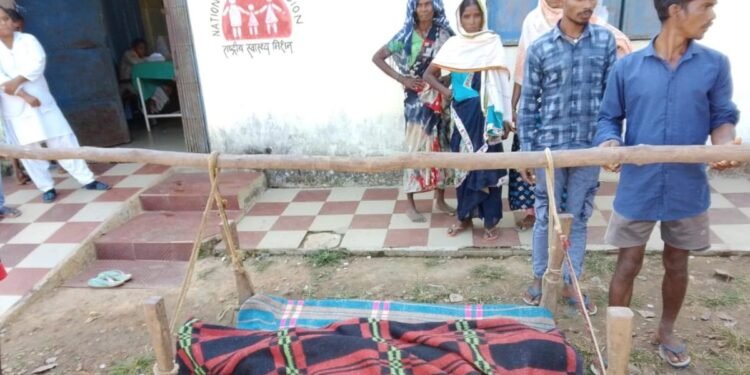 CG NEWS: बीमार स्वास्थ्य व्यवस्था ने लीली युवक की जिंदगी, एम्बुलेंस के इंतज़ार में चली गई जान, खाट में शव ले गए परिजन