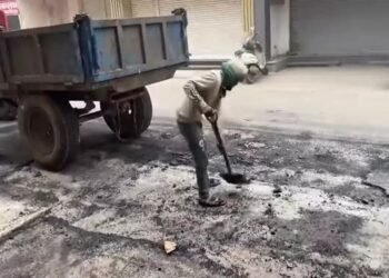 CG NEWS: रात में बनी सुबह होते ही उखड़ी नई सड़क, बेलचे से पड़ा समेटना, देखे वीडियो