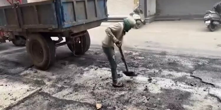 CG NEWS: रात में बनी सुबह होते ही उखड़ी नई सड़क, बेलचे से पड़ा समेटना, देखे वीडियो