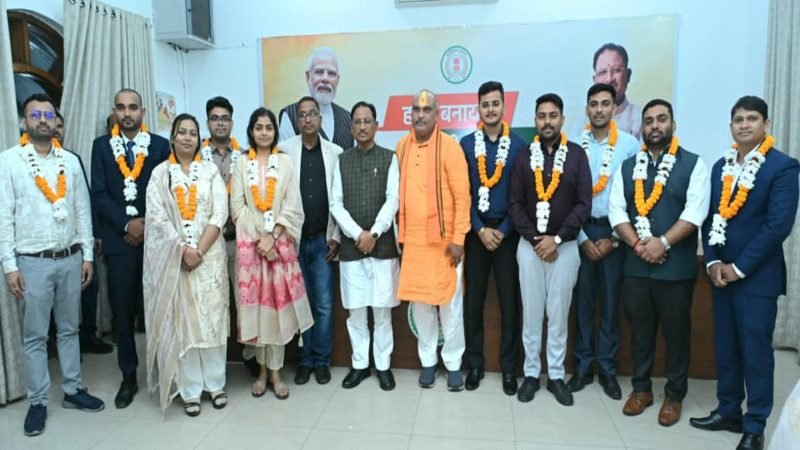 मुख्यमंत्री विष्णु देव साय से छत्तीसगढ़ लोक सेवा आयोग 2024 के टॉप 10 अभ्यर्थियों ने की मुलाकात