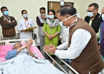 CM विष्णु देव साय ने एम्स में साहित्यकार विनोद कुमार शुक्ल से की मुलाकात, शीघ्र स्वस्थ होने की कामना