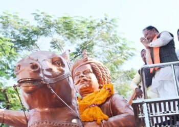 वीर नारायण सिंह की वीरता को नमन: मुख्यमंत्री साय ने जयस्तंभ चौक में अर्पित किए पुष्प