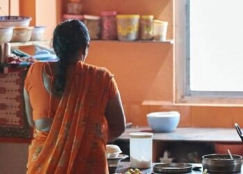 CG NEWS: साहब अकेला पाकर पकड़ते थे, सीएमएचओ पर महिला कर्मचारी के सनसनीखेज आरोप