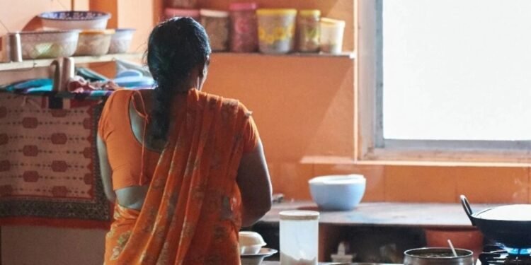 CG NEWS: साहब अकेला पाकर पकड़ते थे, सीएमएचओ पर महिला कर्मचारी के सनसनीखेज आरोप