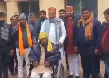 VIDEO- जादुई व्हील चेयर; फोटो खिचवाते ही चलने लगा बुजुर्ग, अब विधायक ने दी सफाई