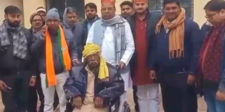 VIDEO- जादुई व्हील चेयर; फोटो खिचवाते ही चलने लगा बुजुर्ग, अब विधायक ने दी सफाई