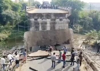 MP में टूटा 50 साल पुराना ब्रिज, 4 लोग बाइक समेत नीचे गिरे, 10 घायल