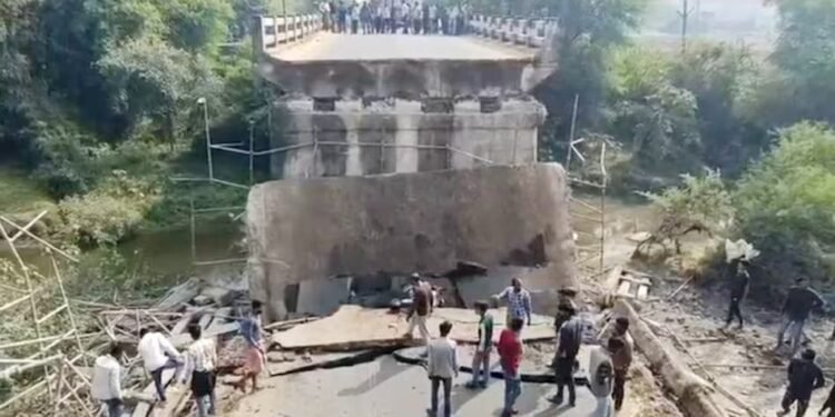 MP में टूटा 50 साल पुराना ब्रिज, 4 लोग बाइक समेत नीचे गिरे, 10 घायल