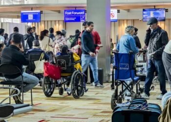 दिल्ली-मुंबई, हैदराबाद और बेंगलुरु… 11 एयरपोर्ट पर इंडिगो की 570 उड़ानें रद्द, री-शेड्यूलिंग और रिफंड से जूझ रहे यात्री