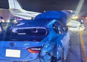 हाइवे पर क्रैश लैंडिंग के दौरान कार से टकराया विमान, देखिए हादसे का लाइव VIDEO