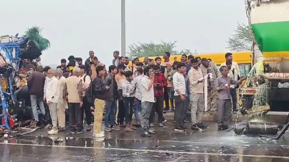 VIDEO- हाईवे पर भयानक टैंकर हादसा! ट्रक की केबिन में फंसा तड़प रहा था खलासी, लोग टैंकर से बहता डीजल लूटने में व्यस्त