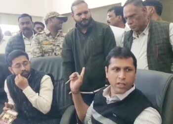 ‘ये नौकरी में नहीं रहेगा, इसको तुरंत सस्पेंड करो…’, पटवारी के खिलाफ DM का एक्शन