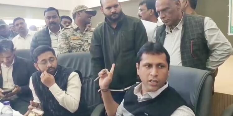 ‘ये नौकरी में नहीं रहेगा, इसको तुरंत सस्पेंड करो…’, पटवारी के खिलाफ DM का एक्शन