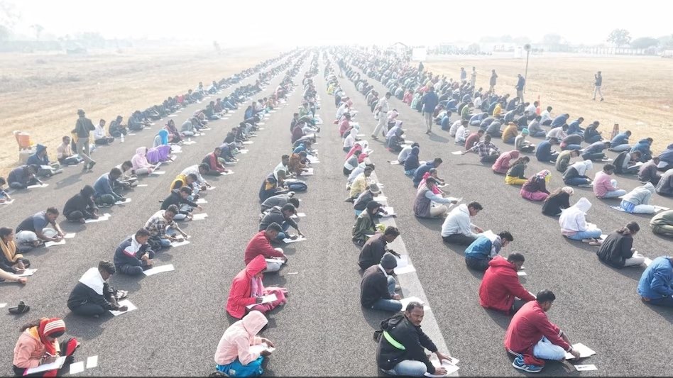 187 पोस्ट के लिए 8 हजार कैंडिडेट्स; हवाई पट्टी पर करानी पड़ी परीक्षा, देखें वीडियो