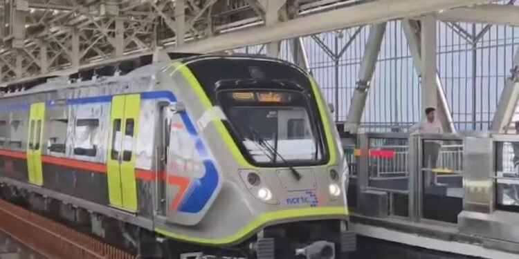 VIDEO: ट्रेन के अंदर से लड़के और लड़की के ‘अंतरंग पल’ का वीडियो वायरल, NCRTC ने कर्मचारी पर लिया एक्शन