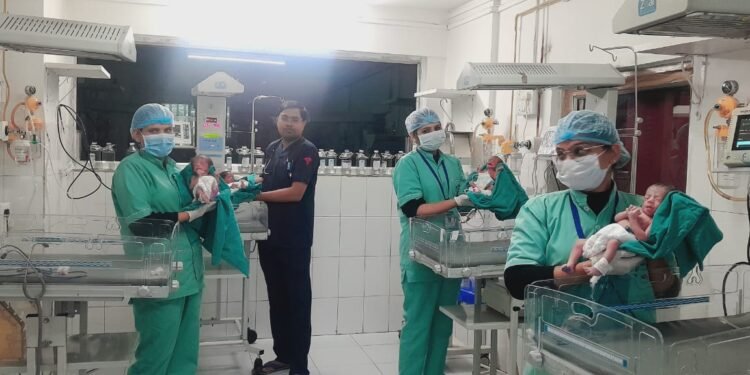 महिला ने एक साथ चार बच्चों को दिया जन्म, तीन बेटियां और एक बेटा; नवजातों की हालत नाज़ुक, देखें वीडियो