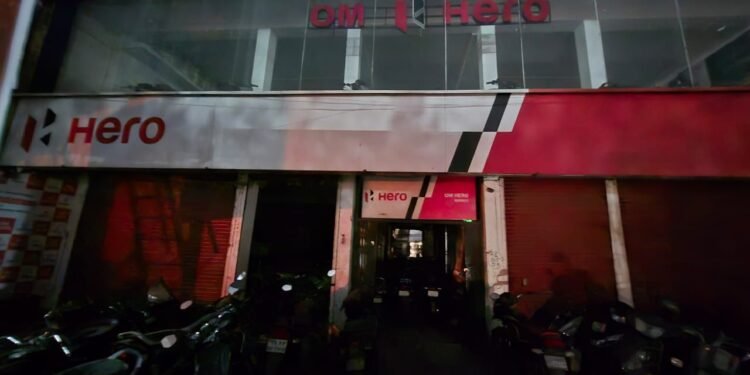 CG NEWS: हीरो शोरूम में में लगी भीषण आग, कई गाड़ियां जलकर राख