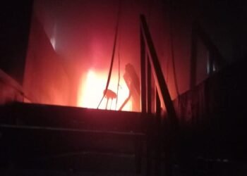 CG NEWS: स्टेशन रोड के फिटनेस जिम में लगी भीषण आग, लाखों का नुकसान, VIDEO