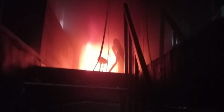 CG NEWS: स्टेशन रोड के फिटनेस जिम में लगी भीषण आग, लाखों का नुकसान, VIDEO