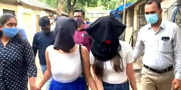 CG NEWS: सेक्स रैकेट का भंडाफोड़, होटल के कमरे में इस हालत में मिले युवक-युवती; मैनेजर व कर्मचारी समेत कई गिरफ्तार