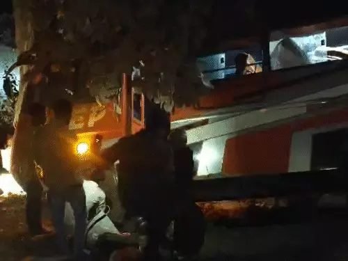 बिलासपुर-पेंड्रा रोड पर बस हादसा: 40 फीट गहरी खाई में पेड़ के सहारे लटकी; 1 की मौत, 5 घायल, ड्राइवर फरार