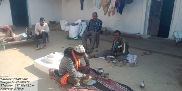 CG NEWS: स्कूल समय में शराब पीते पकड़ा गया शिक्षक, ग्रामीणों ने वीडियो बनाकर किया वायरल