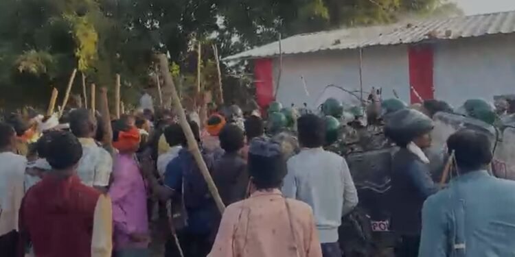 कांकेर में बवाल: कब्र से शव निकालने के बाद भड़की हिंसा, भड़के लोगों ने फूंका चर्च, देखें वीडियो