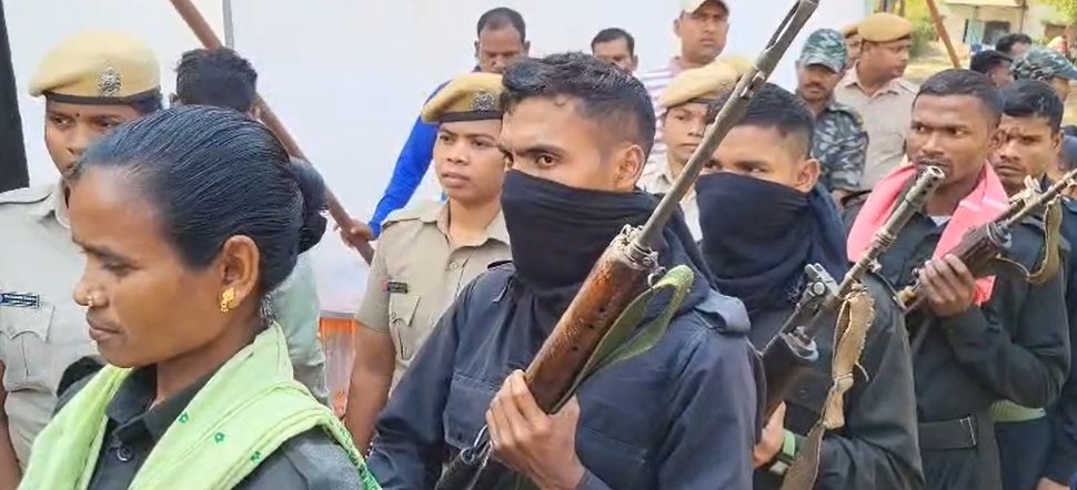 नक्सल संगठन को बड़ा झटका: 22 नक्सलियों ने हथियार समेत किया सरेंडर