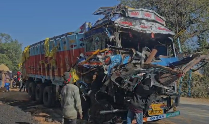 ब्रेकिंग: जशपुर में दो ट्रकों की आमने-सामने टक्कर, दोनों चालक की मौत, देखें वीडियो