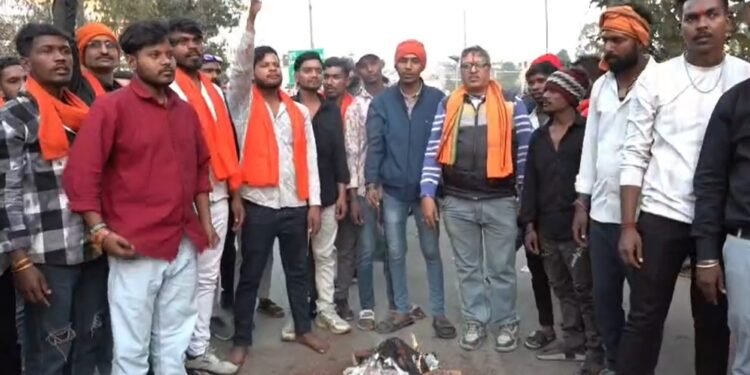 रायपुर में बवाल: मैग्नेटो मॉल केस में बजरंग दल का उग्र प्रदर्शन, थाने के सामने किया हवन-पूजन