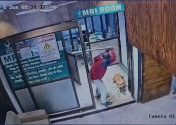 दुर्ग ब्रेकिंग: लाइफ केयर क्लिनिक में बेजुबान कुत्ते पर बेरहमी, डंडे से पीट-पीटकर हत्या, VIDEO