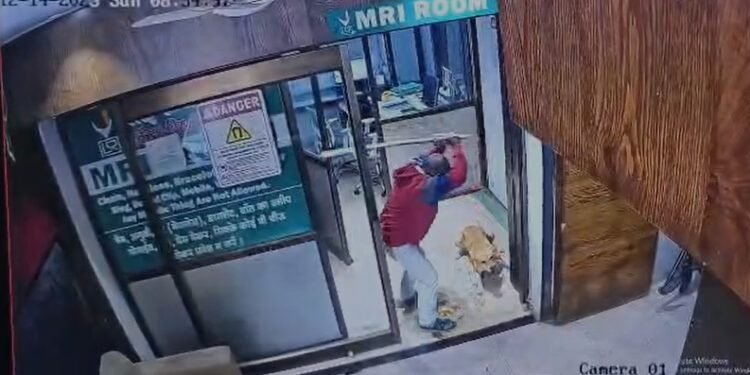 दुर्ग ब्रेकिंग: लाइफ केयर क्लिनिक में बेजुबान कुत्ते पर बेरहमी, डंडे से पीट-पीटकर हत्या, VIDEO