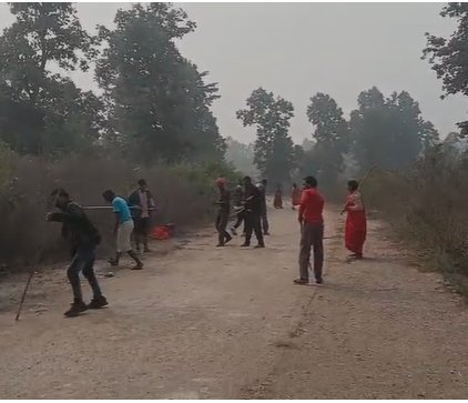 CG NEWS: जमीन विवाद में दिमाग नहीं, चला डंडा, दो पक्षों में खूनी झड़प, देखें वीडियो