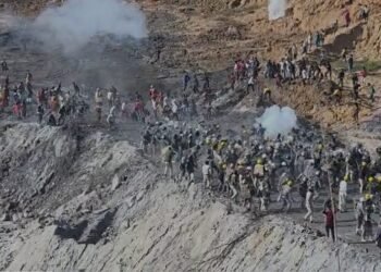 VIDEO- अंबिकापुर में कोयला खदान विस्तार विरोध हिंसक, ग्रामीणों ने गुलेल और कुल्हाड़ियों से किया हमला