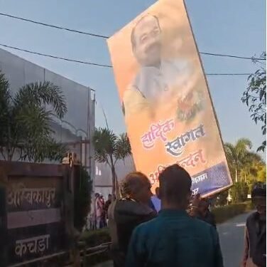 CG NEWS: कचरा गाड़ी से उतारे गए डिप्टी सीएम अरुण साव के पोस्टर, निगम इंजीनियर का वीडियो वायरल