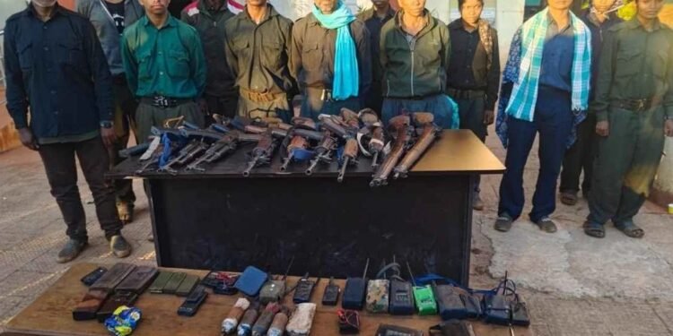 CG NEWS: 1 करोड़ के इनामी CC मेंबर रामधेर मज्जी समेत 12 नक्सलियों ने किया आत्मसमर्पण