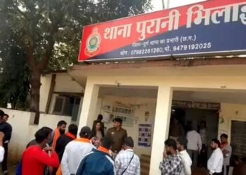CG NEWS: बेटे को छुड़ाने आरक्षक ने की गंदी डिमांड, महिला ले प्राइवेट पार्ट में डाला हाथ, अब बर्खास्त