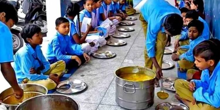 CG NEWS: मिडिल स्कूल में मध्यान्ह भोजन से बिगड़ी बच्चों की तबीयत, 12 से अधिक छात्र अस्पताल में भर्ती