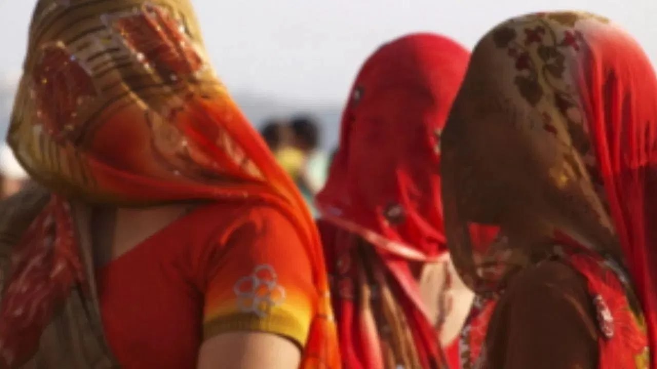 यहां साल में 5 दिन महिलाएं नहीं पहनती कपड़े, भारत के इस गांव में अनोखी परंपरा