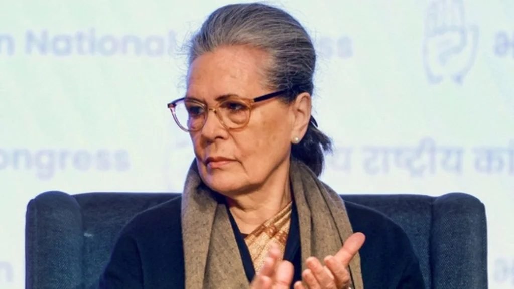 देश की नागरिक बनने से पहले बन गई वोटर, सोनिया गांधी को कोर्ट का नोटिस, जानिए पूरा मामला