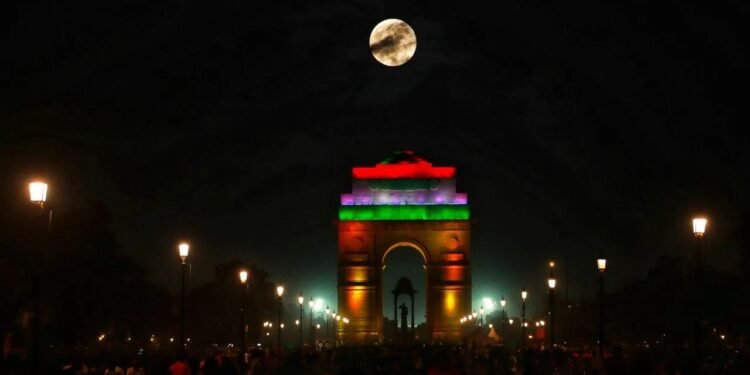 आज रात जरूर देखें पूनम का चांद, इस साल आखिरी बार दिखेगा ये नजारा