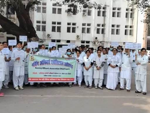 CG NEWS: सरकार के खिलाफ सड़कों पर उतरा मेकाहारा का नर्सिंग स्टाफ, इन मांगों को लेकर शुरू किया आंदोलन